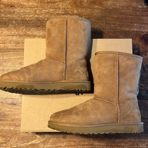 Ugh Classic Short II in Chestnut - Picture 5 of 9